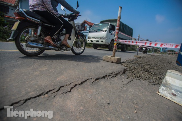 Mưa lớn kéo dài, nhiều đoạn đê sông Đáy nứt toác, sụt lú - Ảnh 15.