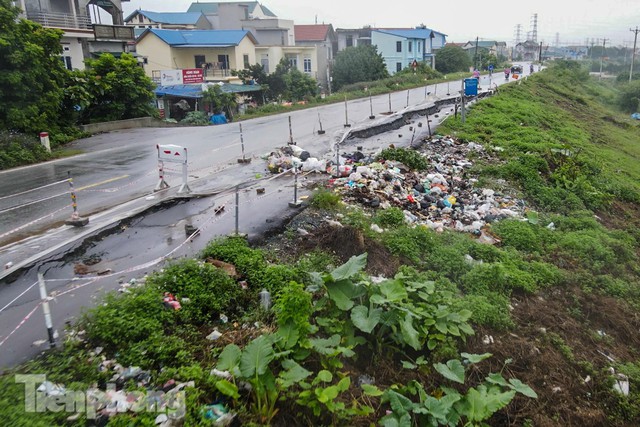 Mưa lớn kéo dài, nhiều đoạn đê sông Đáy nứt toác, sụt lú - Ảnh 7.