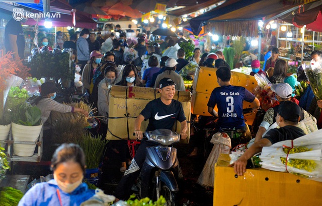 Chợ hoa lớn nhất Hà Nội ngày 20/10: Người dân ùn ùn đi mua hoa khiến cả đoạn đường ùn tắc dài trong đêm - Ảnh 8.