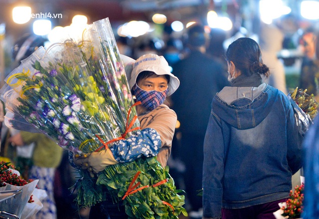 Chợ hoa lớn nhất Hà Nội ngày 20/10: Người dân ùn ùn đi mua hoa khiến cả đoạn đường ùn tắc dài trong đêm - Ảnh 9.