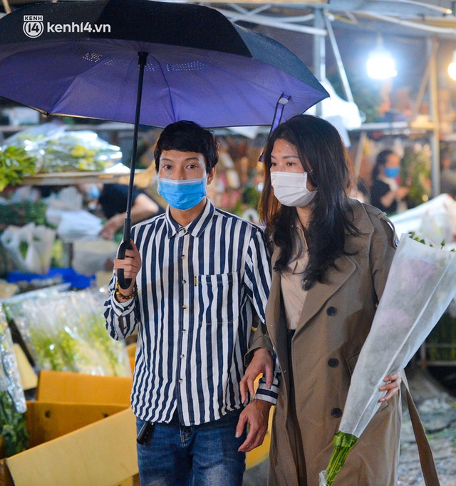 Chợ hoa lớn nhất Hà Nội ngày 20/10: Người dân ùn ùn đi mua hoa khiến cả đoạn đường ùn tắc dài trong đêm - Ảnh 10.