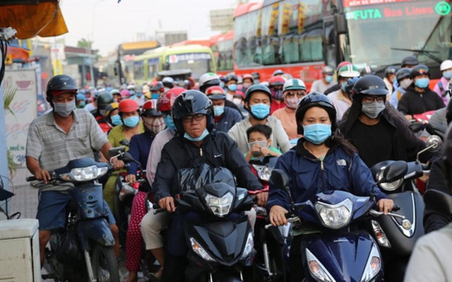 Làn sóng lao động di cư hồi hương vì Covid-19 và nỗi lo "người nghèo phải nuôi người nghèo"