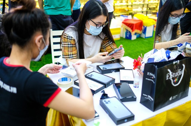 Nhà bán lẻ mở bán iPhone 13 tại Việt Nam từ nửa đêm - Ảnh 4.