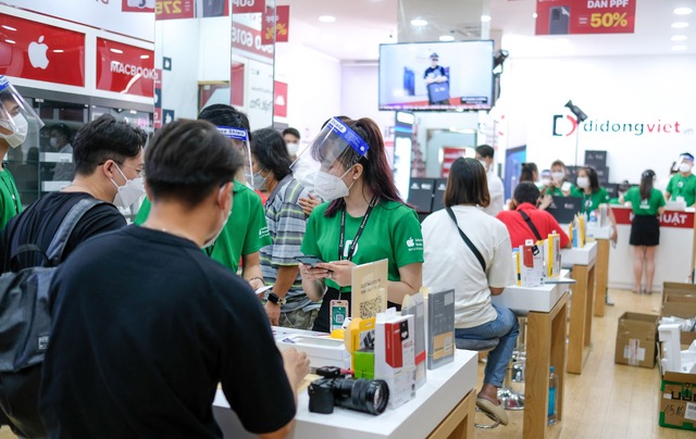 Nhà bán lẻ mở bán iPhone 13 tại Việt Nam từ nửa đêm - Ảnh 9.