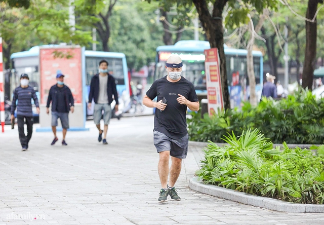Nhiều người trở lại Hà Nội sau gần 3 tháng, lên phố tận hưởng buổi sáng bình thường mới cảm giác vừa lạ, vừa quen - Ảnh 4.