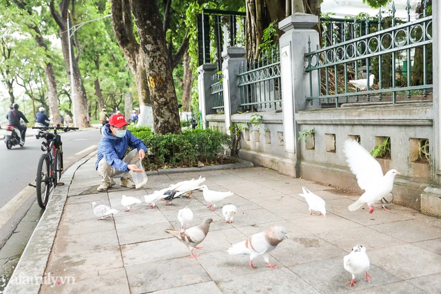 Nhiều người trở lại Hà Nội sau gần 3 tháng, lên phố tận hưởng buổi sáng bình thường mới cảm giác vừa lạ, vừa quen - Ảnh 6.