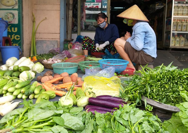 Trời mưa giá rau ở Hà Nội tăng phi mã, rau muống 24 ngàn/mớ - Ảnh 1.