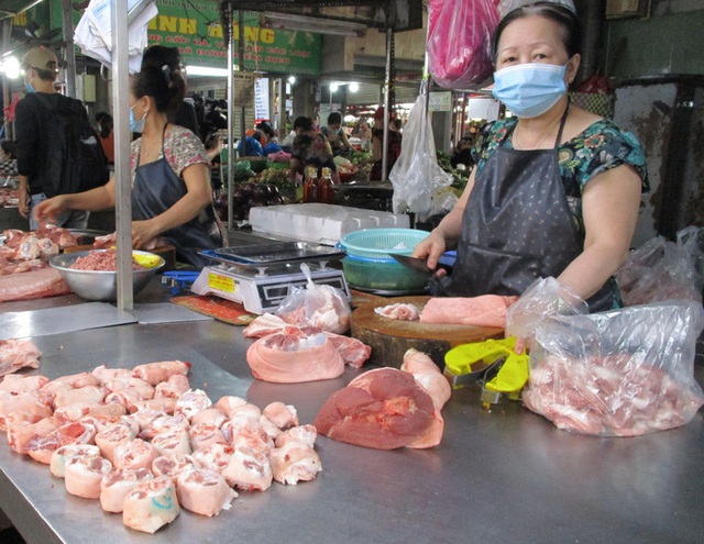 Giá heo hơi xuống đáy, giá thịt heo trên trời - Ảnh 1.