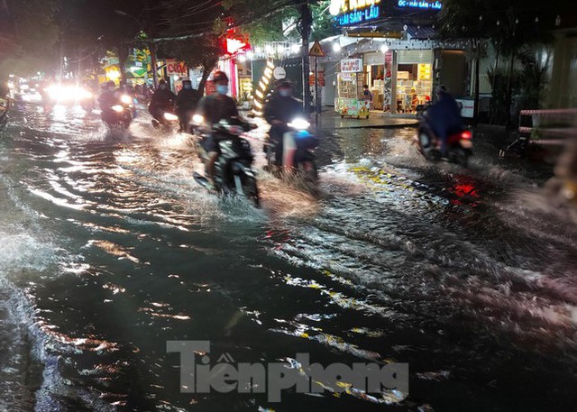  Đường phố TPHCM ngập nặng sau cơn mưa lớn  - Ảnh 2.