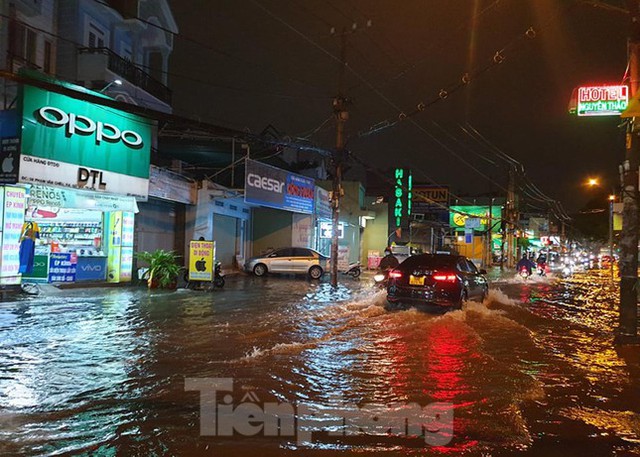  Đường phố TPHCM ngập nặng sau cơn mưa lớn  - Ảnh 3.