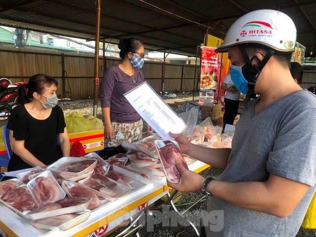 Người dân TPHCM kéo nhau đi mua thịt, cá, tôm, cua... giá rẻ - Ảnh 5.