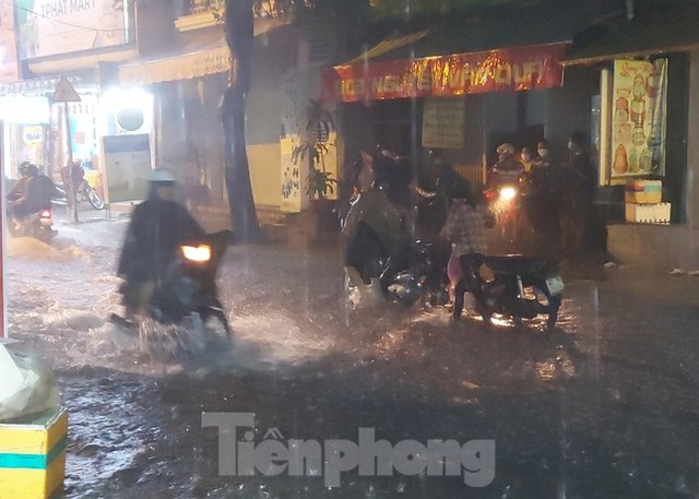  Đường phố TPHCM ngập nặng sau cơn mưa lớn  - Ảnh 6.