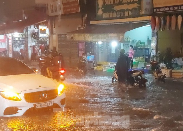  Đường phố TPHCM ngập nặng sau cơn mưa lớn  - Ảnh 7.