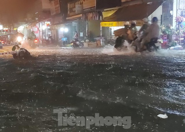  Đường phố TPHCM ngập nặng sau cơn mưa lớn  - Ảnh 9.