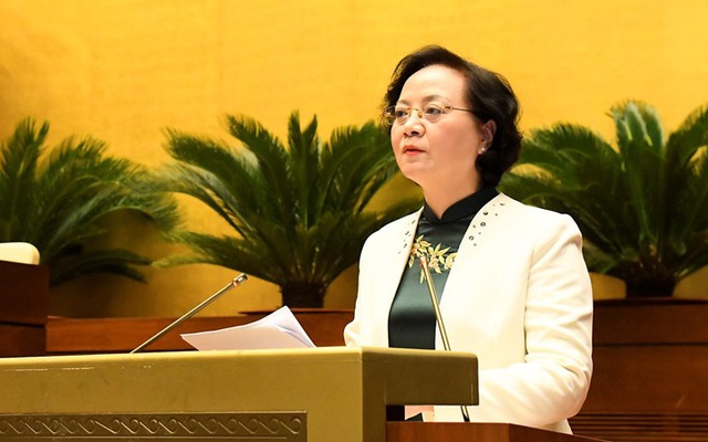 Bộ trưởng Bộ Nội vụ Phạm Thị Thanh Trà, thừa ủy quyền của Thủ tướng Chính phủ trình bày Tờ trình về dự án Luật Thi đua, khen thưởng (sửa đổi).