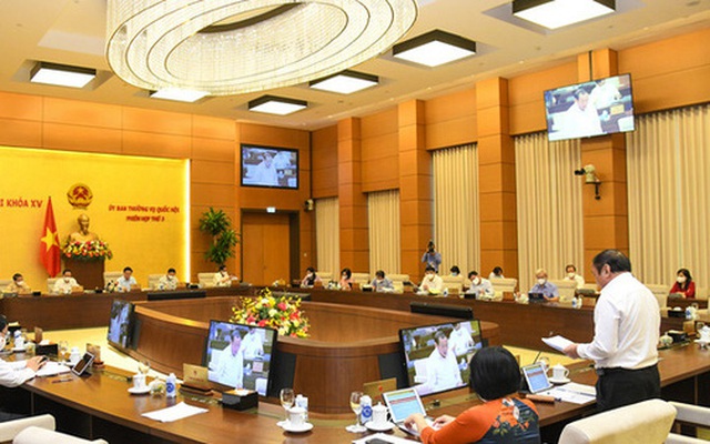 Hình minh họa: Bộ trưởng Nguyễn Văn Hùng trình bày Tờ trình Dự án Luật Điện ảnh (sửa đổi) trước Ủy ban Thường vụ Quốc hội.