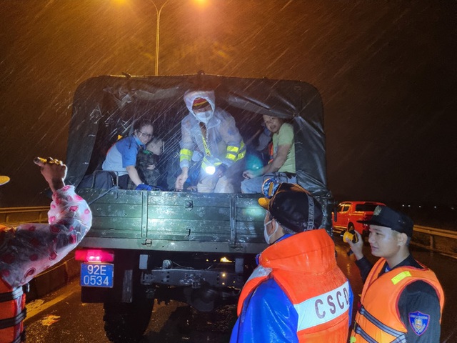  CSGT Quảng Nam giải cứu hàng chục người kẹt giữa dòng nước lũ  - Ảnh 1.