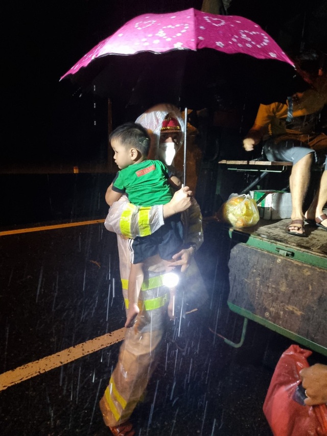  CSGT Quảng Nam giải cứu hàng chục người kẹt giữa dòng nước lũ  - Ảnh 3.