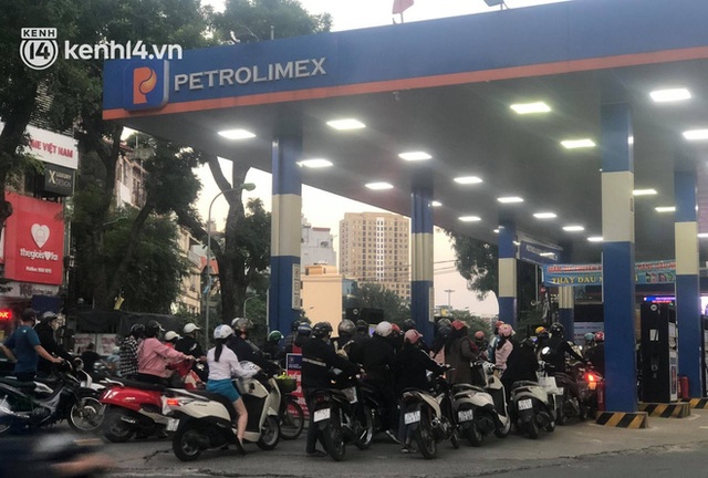 Hàng loạt cây xăng ở Hà Nội “thất thủ” vì dự đoán giá xăng tăng, người dân rồng rắn mang theo cả can đi mua - Ảnh 1.