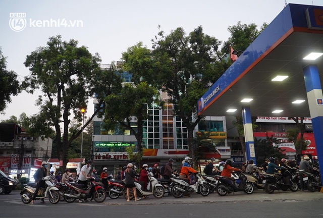 Hàng loạt cây xăng ở Hà Nội “thất thủ” vì dự đoán giá xăng tăng, người dân rồng rắn mang theo cả can đi mua - Ảnh 3.