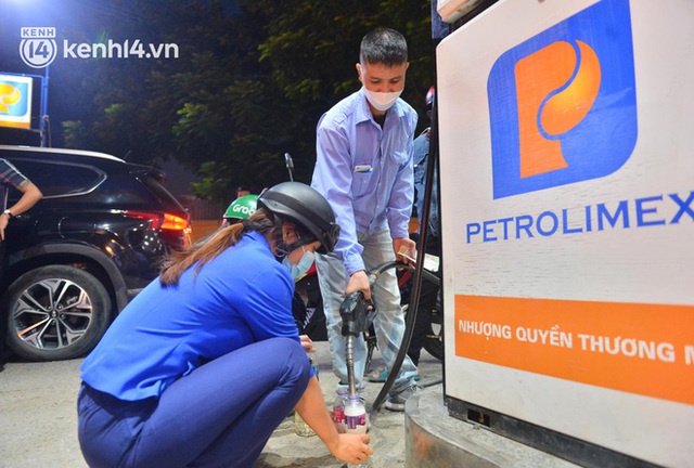 Hàng loạt cây xăng ở Hà Nội “thất thủ” vì dự đoán giá xăng tăng, người dân rồng rắn mang theo cả can đi mua - Ảnh 16.