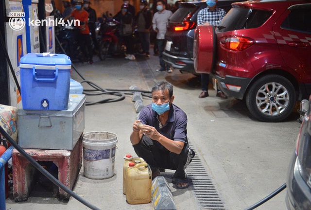 Hàng loạt cây xăng ở Hà Nội “thất thủ” vì dự đoán giá xăng tăng, người dân rồng rắn mang theo cả can đi mua - Ảnh 17.