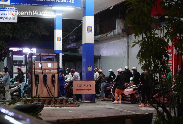 Hàng loạt cây xăng ở Hà Nội “thất thủ” vì dự đoán giá xăng tăng, người dân rồng rắn mang theo cả can đi mua - Ảnh 20.