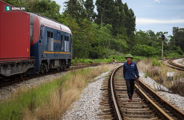 Cận cảnh đoàn tàu đường sắt chở container chạy thẳng từ Việt Nam đi châu Âu - Ảnh 5.