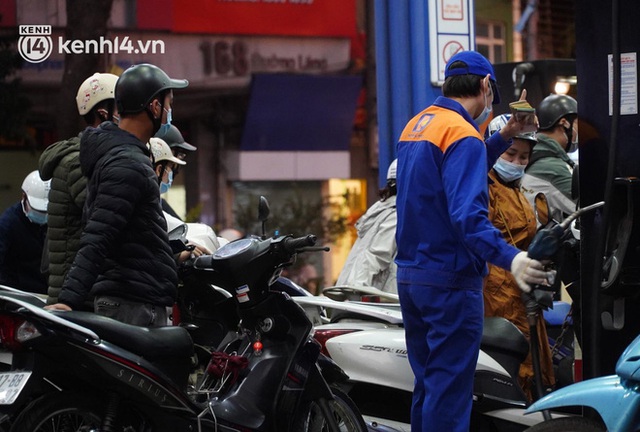 Hàng loạt cây xăng ở Hà Nội “thất thủ” vì dự đoán giá xăng tăng, người dân rồng rắn mang theo cả can đi mua - Ảnh 6.
