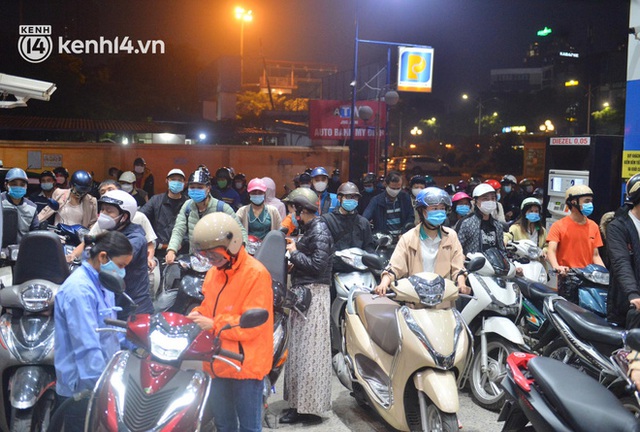 Hàng loạt cây xăng ở Hà Nội “thất thủ” vì dự đoán giá xăng tăng, người dân rồng rắn mang theo cả can đi mua - Ảnh 7.