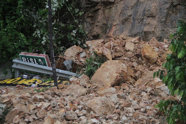 Sạt lở núi ở TP Quy Nhơn, 3 người bị thương - Ảnh 7.