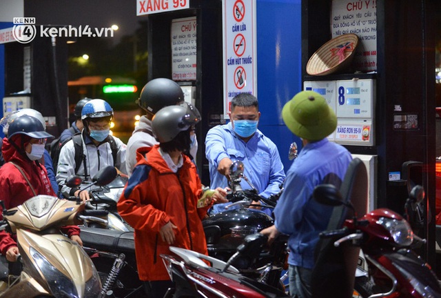 Hàng loạt cây xăng ở Hà Nội “thất thủ” vì dự đoán giá xăng tăng, người dân rồng rắn mang theo cả can đi mua - Ảnh 9.