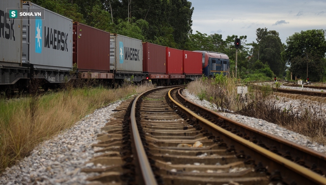 Cận cảnh đoàn tàu đường sắt chở container chạy thẳng từ Việt Nam đi châu Âu - Ảnh 9.