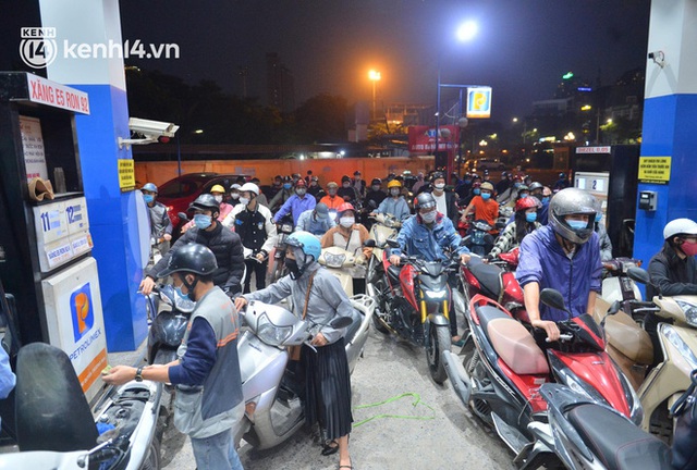 Hàng loạt cây xăng ở Hà Nội “thất thủ” vì dự đoán giá xăng tăng, người dân rồng rắn mang theo cả can đi mua - Ảnh 11.