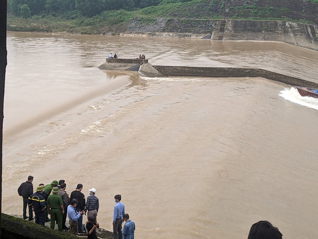  NÓNG: Đoàn cán bộ Sở Giao thông vận tải Quảng Trị gặp nạn trên sông Thạch Hãn  - Ảnh 4.