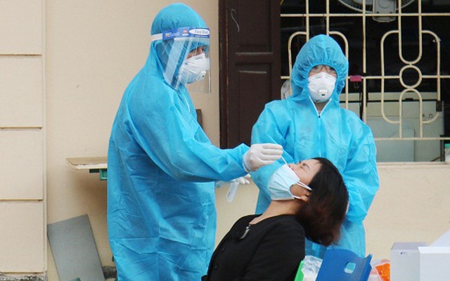 Nhân viên y tế lấy mẫu cho người dân ở Quốc Oai.