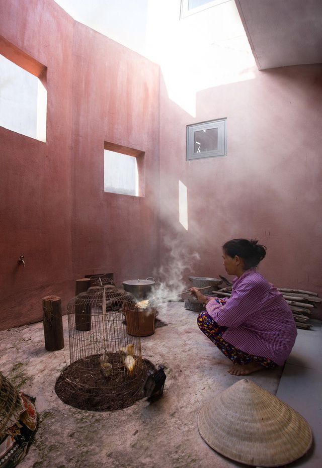 Nhà Quảng Ngãi thắng giải do tạp chí Quốc tế bình chọn: Nấu bếp củi, nuôi gà giữa căn nhà đầy chất nghệ, vườn rau trên mái tái hiện sinh động nếp sống làng quê - Ảnh 14.