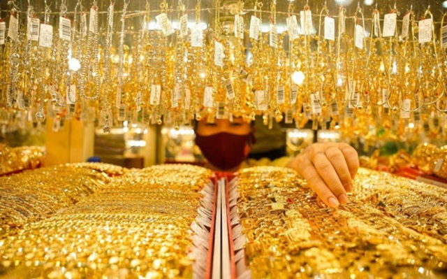 Giá vàng thế giới tạm dứt đà tăng sau 5 phiên đi lên liên tục, vàng trong nước tiến gần mốc 59 triệu đồng/lượng