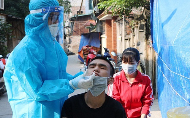 Nhân viên y tế lấy mẫu cho người dân ở Quốc Oai.