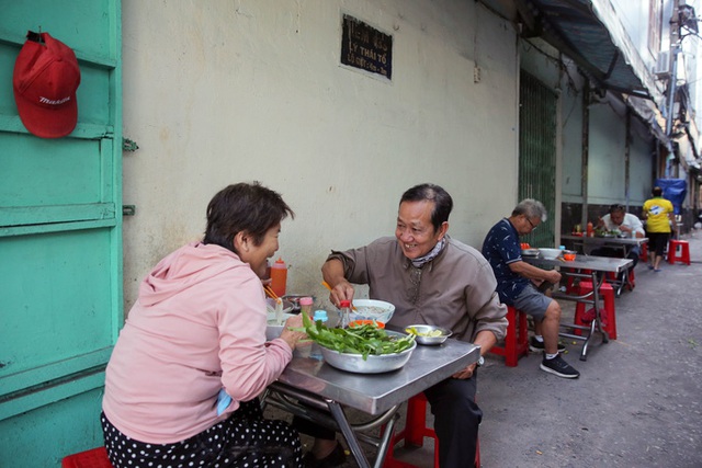  Cận cảnh tưng bừng hàng quán ở TP HCM ngày đầu phục vụ khách tại chỗ  - Ảnh 3.