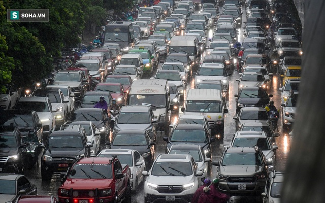 Hình ảnh giao thông ùn tắc ở Hà Nội vào ngày 11/10/2021. Ảnh: Việt Hùng.