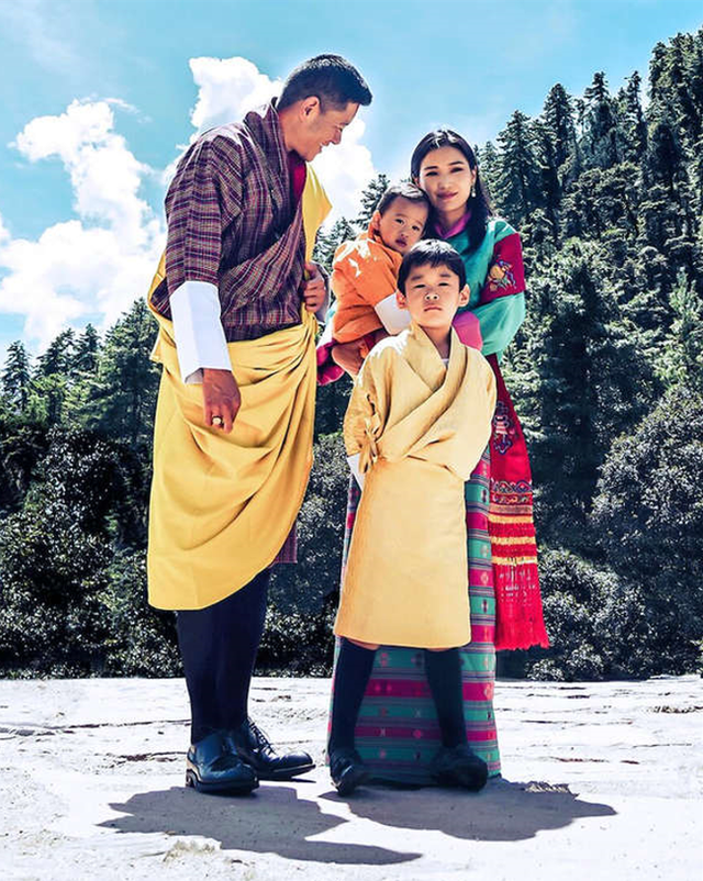 Đăng ảnh kỷ niệm 10 năm ngày cưới, Hoàng hậu vạn người mê Bhutan khiến dư luận phát sốt với vẻ ngoại hình hiện tại - Ảnh 1.