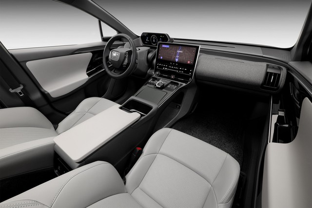 Ra mắt giữa năm 2022, SUV chạy điện đầu tiên của Toyota có gì? - Ảnh 6.
