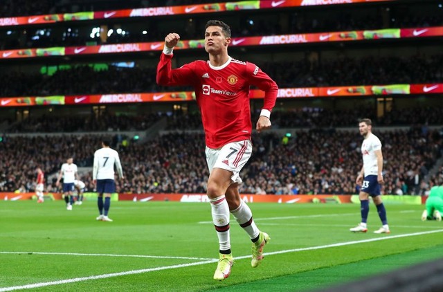  Ronaldo chạm một tay vào chân trời mới của lịch sử bóng đá  - Ảnh 1.