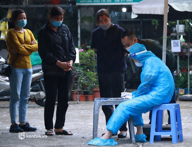 Hà Nội: Lấy mẫu xét nghiệm cho tiểu thương và người dân chợ Khương Đình sau ca dương tính SARS-CoV-2 - Ảnh 2.