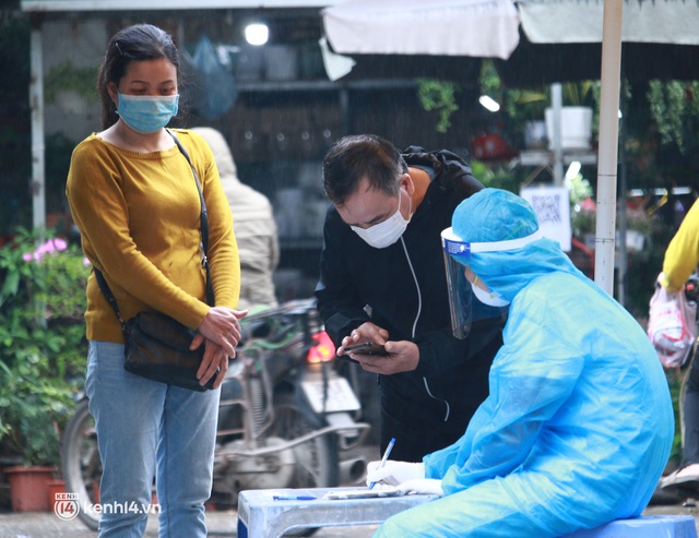 Hà Nội: Lấy mẫu xét nghiệm cho tiểu thương và người dân chợ Khương Đình sau ca dương tính SARS-CoV-2 - Ảnh 4.