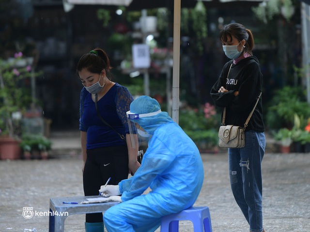 Hà Nội: Lấy mẫu xét nghiệm cho tiểu thương và người dân chợ Khương Đình sau ca dương tính SARS-CoV-2 - Ảnh 10.