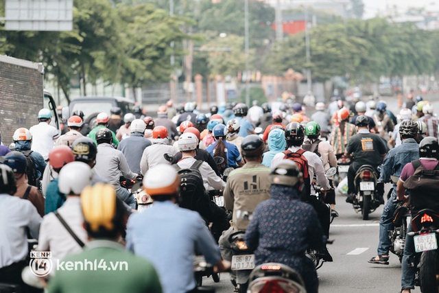 TP.HCM sáng đầu tuần sau nới lỏng giãn cách: Lâu lắm rồi mới thấy cảnh người dân chen chúc trên đường - Ảnh 2.