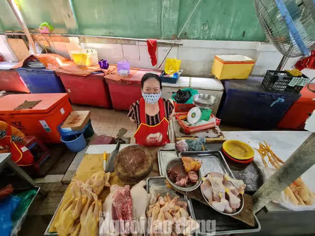 Đà Nẵng: Chợ truyền thống đìu hiu, hàng trăm tiểu thương mỏi mòn chờ khách - Ảnh 2.