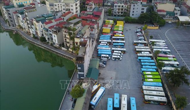 Hàng ngàn xe buýt Hà Nội nằm bến, chờ ngày hoạt động trở lại - Ảnh 2.